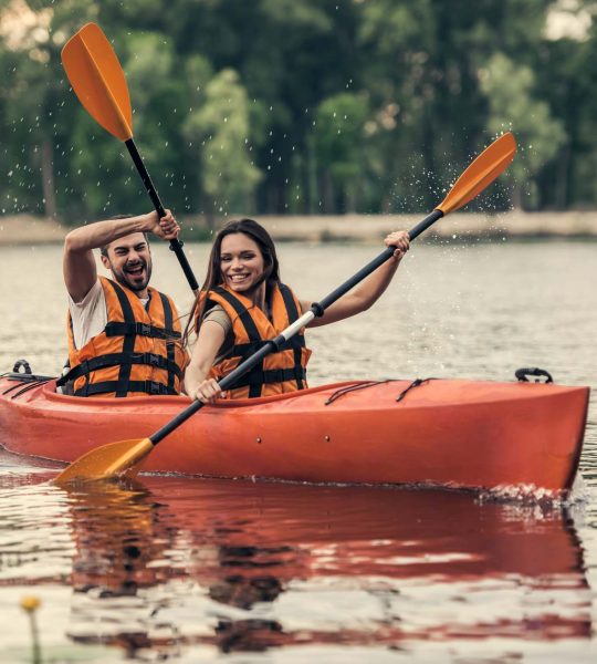 couple-travelling-by-kayak-AMC6S3M.jpg